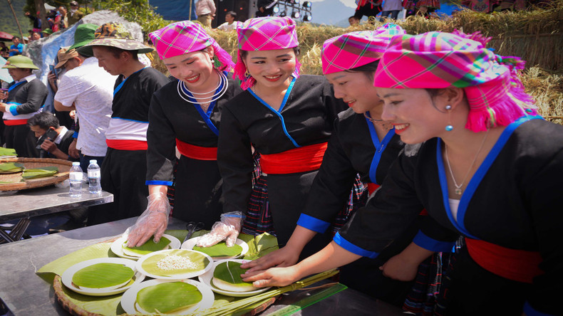 The H'Mong people believe that Giay cake represents the moon and the sun, the rounder the cake is moulded, the more beautiful it is.