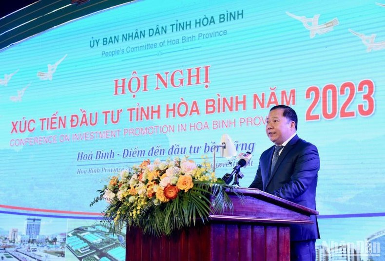 Secretary of Hoa Binh Provincial Party Committee Nguyen Phi Long delivers an opening speech. Secretary of Hoa Binh Provincial Party Committee Nguyen Phi Long delivers an opening speech.