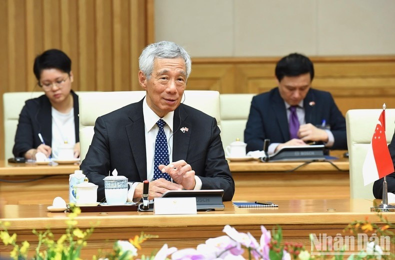 PM Lee Hsien Loong speaks at the meeting. PM Lee Hsien Loong speaks at the meeting.