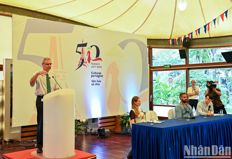 French Ambassador Nicolas Warnery expresses his pleasure to introduce photos of the Olympic Games to the Hanoi public, within the framework of the Photo Hanoi'23 International Photography Biennale project. French Ambassador Nicolas Warnery expresses his pleasure to introduce photos of the Olympic Games to the Hanoi public, within the framework of the Photo Hanoi'23 International Photography Biennale project.