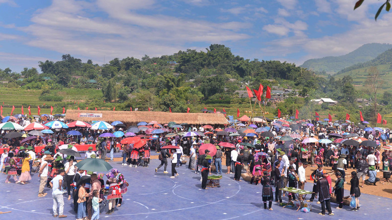 During holidays and festivals, the H'Mong ethnic community often organise a contest of pounding 'Giay cake'. The contest attracts a large number of locals and visitors.