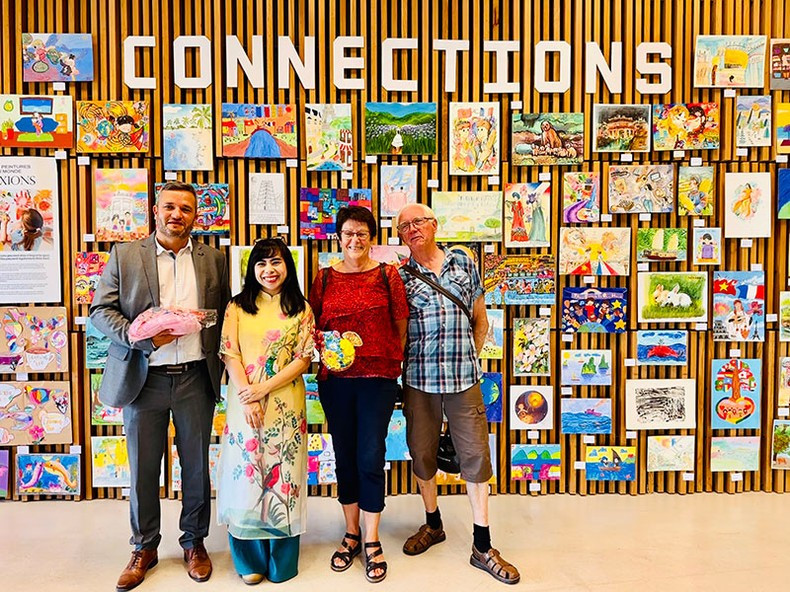 Driss Saïd, Deputy Mayor of Saint Herblain (leftmost) took a photo with Hoang Thu Trang, Head of the Organising Committee (second left) and guests at the event.