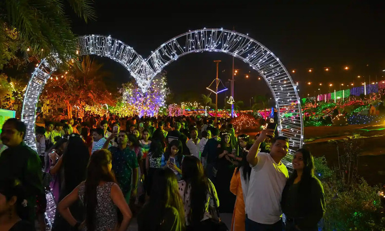 Bustling atmosphere on the seaside promenade in Mumbai. (Photo: Punit Paranjpe/AFP/Getty Images)