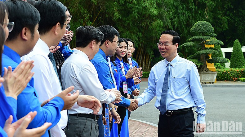 President Vo Van Thuong meets with youth exemplars in following President Ho Chi Minh's teachings in Hanoi on May 25 (Photo: NDO)