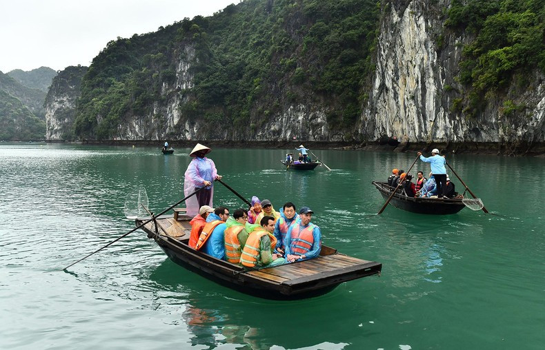 Foreign tourits explore the beauty of Lan Ha Bay in Cat Ba Island District of Hai Phong City. (Photo: Thanh Truc)