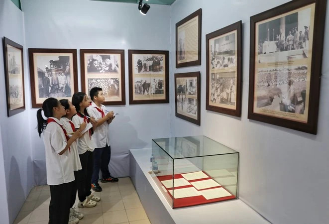 The exhibition attracts a large number of local students. The exhibition attracts a large number of local students.