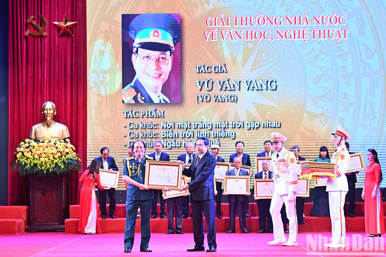 Standing Vice Chairman of the National Assembly Tran Thanh Man presents State Awards to authors and representatives from the authors’ families. Standing Vice Chairman of the National Assembly Tran Thanh Man presents State Awards to authors and representatives from the authors’ families.