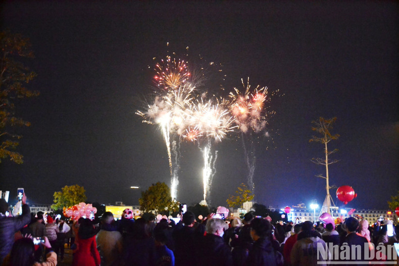 The colourful fireworks in the border city of Lao Cai to welcome the new year. (Photo: Quoc Hong)