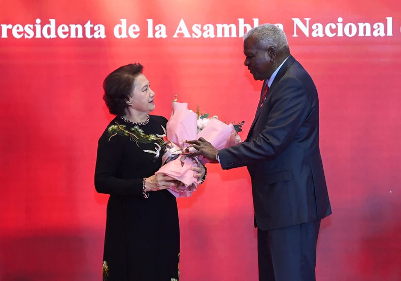 President of the National Assembly of People's Power of Cuba Esteban Lazo Hernandez presents the Order to former NA Chairwoman Nguyen Thi Kim Ngan. (Photo: DUY LINH/NDO) President of the National Assembly of People's Power of Cuba Esteban Lazo Hernandez presents the Order to former NA Chairwoman Nguyen Thi Kim Ngan. (Photo: DUY LINH/NDO)