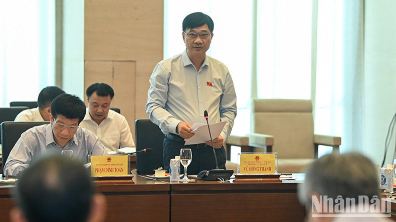 Chairman of the NA Economic Committee Vu Hong Thanh speaks at the conference. (Photo: NDO