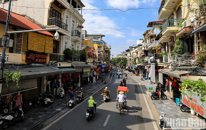 Hang Dao Street, seen from a height of more than 10 metres, makes people remember the image of “old Hanoi”, with trams running along the road and hand-rickshaw drivers. After decades, the street is still peaceful with the jingle of cyclos and people. Hang Dao Street, seen from a height of more than 10 metres, makes people remember the image of “old Hanoi”, with trams running along the road and hand-rickshaw drivers. After decades, the street is still peaceful with the jingle of cyclos and people.