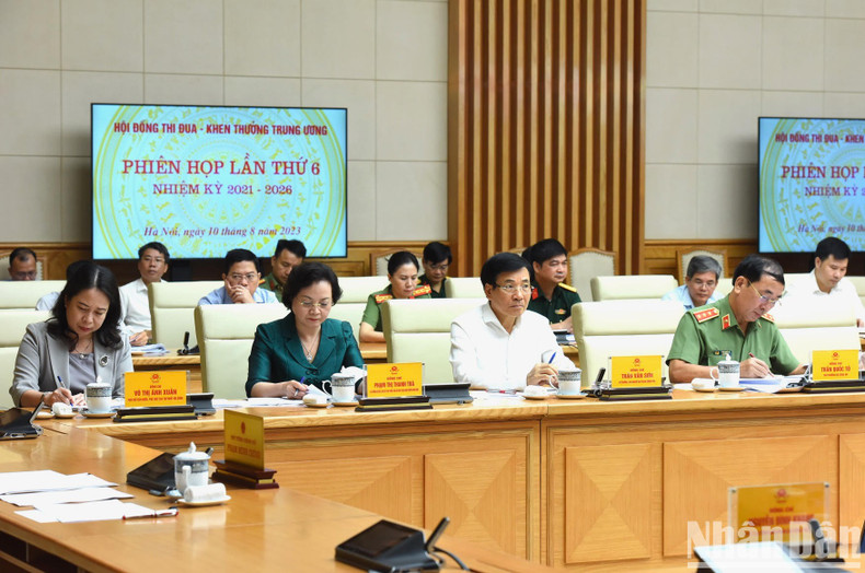 Vice President Vo Thi Anh Xuan, who is also the First Vice Chairwoman of the council, and Minister of Home Affairs Pham Thi Thanh Tra, Standing Vice Chairwoman of the council, attend the meeting.