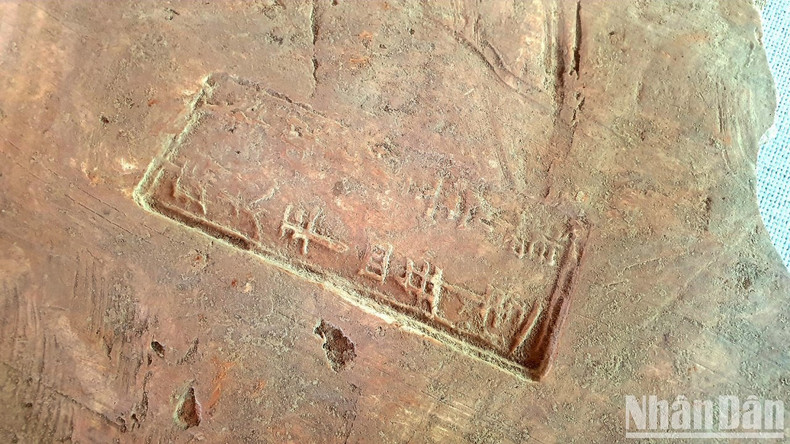 The bricks found have smooth sides. On each brick, there is a line of braille in Chinese that was identified from the Ly Dynasty (in the 11th century).