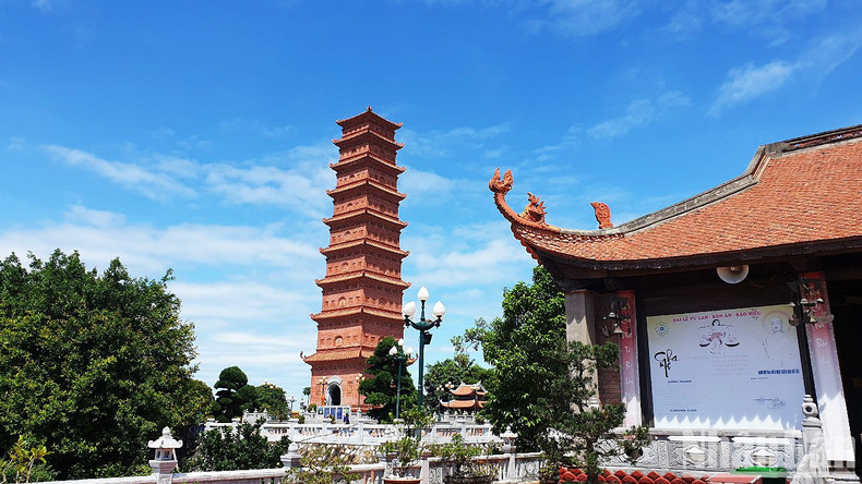 Tuong Long Tower (also known as Do Son Tower) was built on the foundation of a tower built in the 11th century. Simulated in 2007, this Buddhist architectural work was completed after 10 years. The tower was built on land of about 2,000 square metres in Van Son Ward, Do Son District.