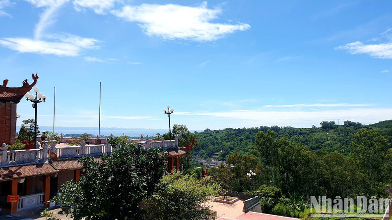 Travellers should visit Tuong Long Tower from April to October or from January to May because the weather is favourable, pleasant and convenient for travelling during these times.