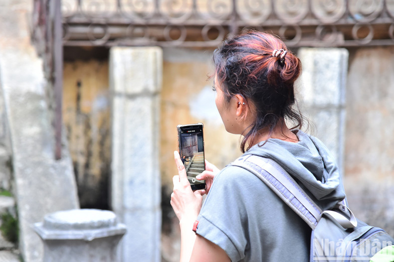 Travelers to Ha Giang cannot help but come to the Vuong family’s house to immerse themselves in old feelings and learn about the life and career of the H’Mong father and son: Vuong Chinh Duc and Vuong Chi Sinh. Travelers to Ha Giang cannot help but come to the Vuong family’s house to immerse themselves in old feelings and learn about the life and career of the H’Mong father and son: Vuong Chinh Duc and Vuong Chi Sinh.