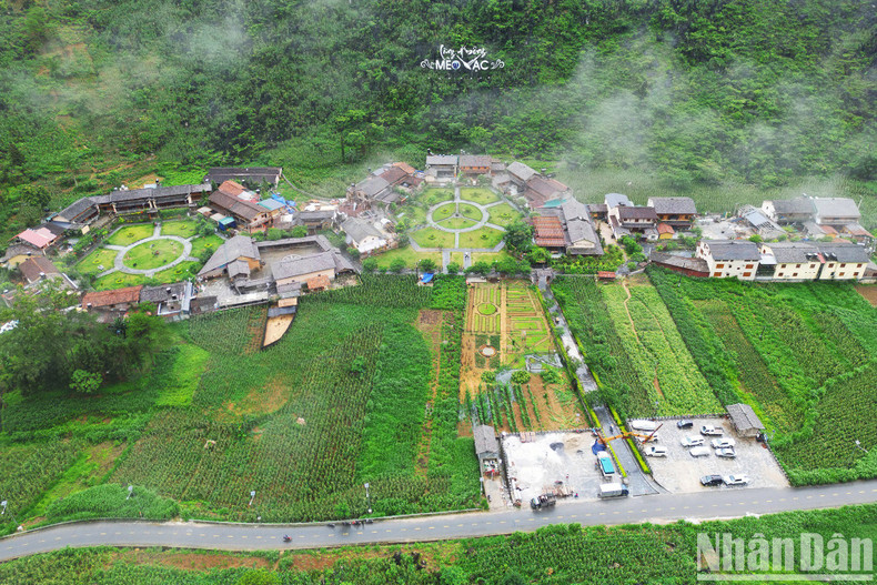 It would be remiss if tourists did not come to the H’Mong Meo Vac Village in Pa Vi Commune, Meo Vac District, as this is the epitome of the H'Mong ethnic minority people’s lives in Ha Giang Province. It would be remiss if tourists did not come to the H’Mong Meo Vac Village in Pa Vi Commune, Meo Vac District, as this is the epitome of the H'Mong ethnic minority people’s lives in Ha Giang Province.