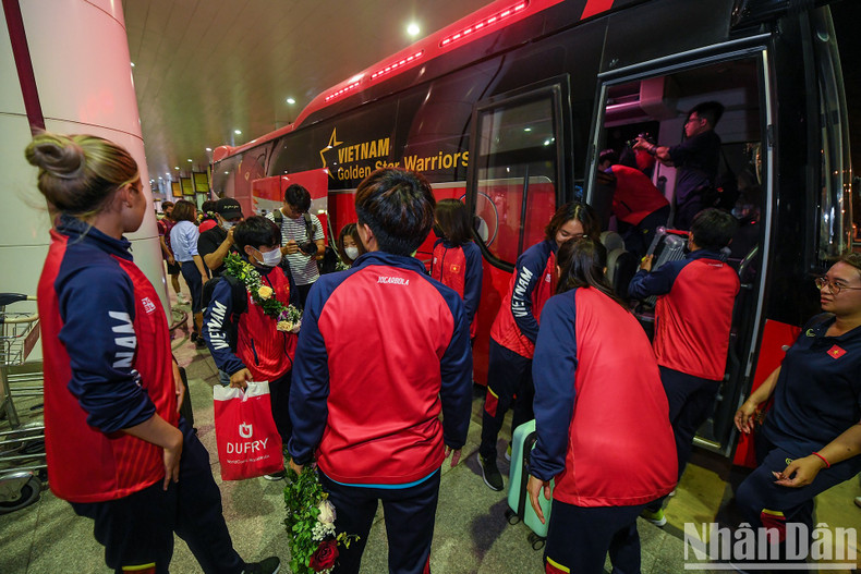 In Pictures: Vietnamese women’s football team returns home to fans’ warm welcome ảnh 12 In Pictures: Vietnamese women’s football team returns home to fans’ warm welcome ảnh 12
