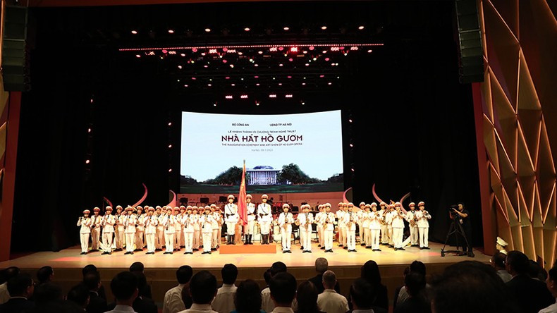 The first flag raising ceremony inside the opera. (Photo: NDO)