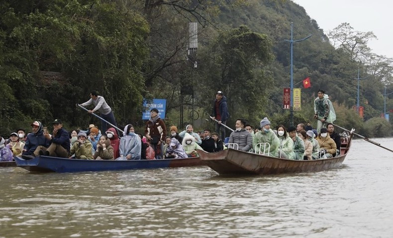 Boats on Yen Stream take tourists to Huong Pagoda. (Photo: VNA)