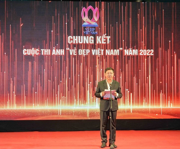 Director of Nhan Dan Television Vu Duy Hung speaks at the awards ceremony.