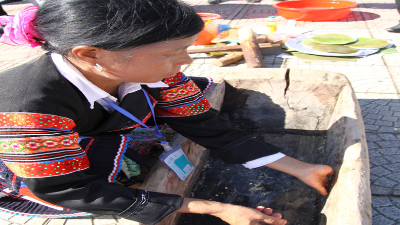 Instead of cooking oil or fat, they use egg yolks, to spread evenly on the tools, so that when pounding the cake, they are not sticky with powder.