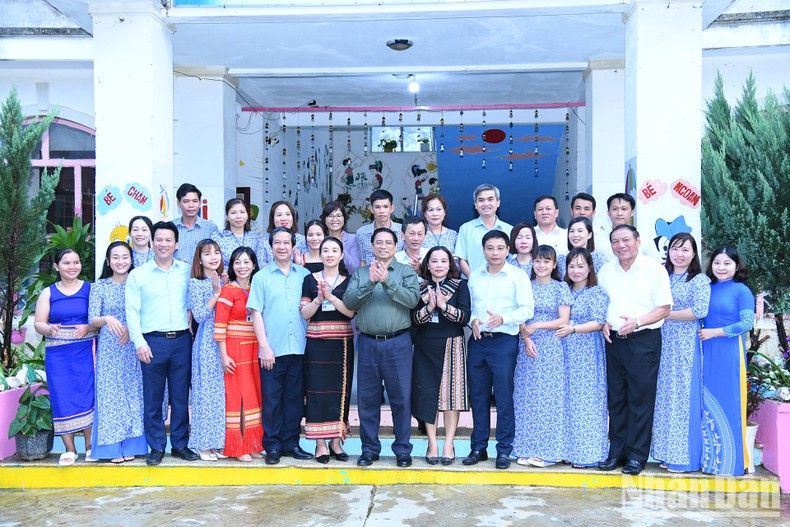 PM Pham Minh Chinh and provincial and district leaders pose for a photo with teachers of Mang Den Kindergarten.