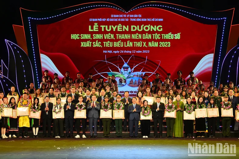 Party and State leaders pose for a photo with outstanding and typical ethnic minority students and youths. Party and State leaders pose for a photo with outstanding and typical ethnic minority students and youths.