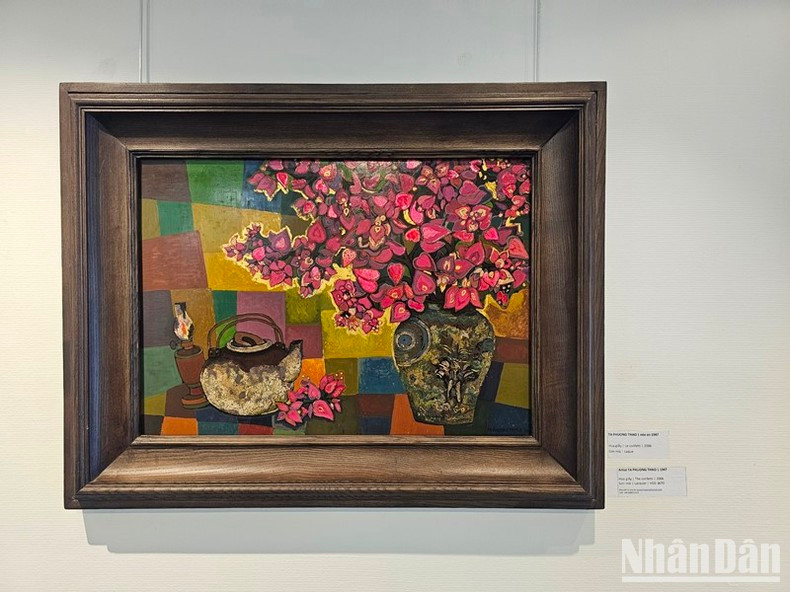 Lacquer painting “Hoa giay” (Paperflowers) by artist Ta Phuong Thao. (Photo: MINH DUY) Lacquer painting “Hoa giay” (Paperflowers) by artist Ta Phuong Thao. (Photo: MINH DUY)