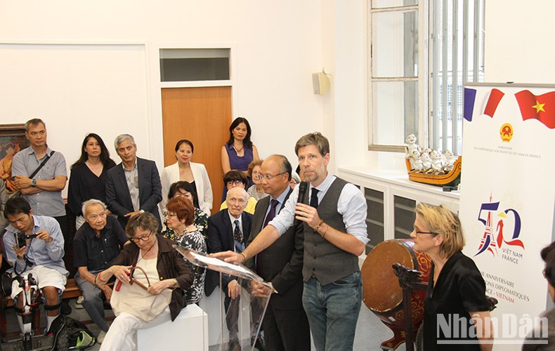 Philippe Charlier, head of the exhibition's organising committee, highly appreciated the creativity, diversity and uniqueness of contemporary Vietnamese fine arts. (Photo: KHAI HOAN) Philippe Charlier, head of the exhibition's organising committee, highly appreciated the creativity, diversity and uniqueness of contemporary Vietnamese fine arts. (Photo: KHAI HOAN)