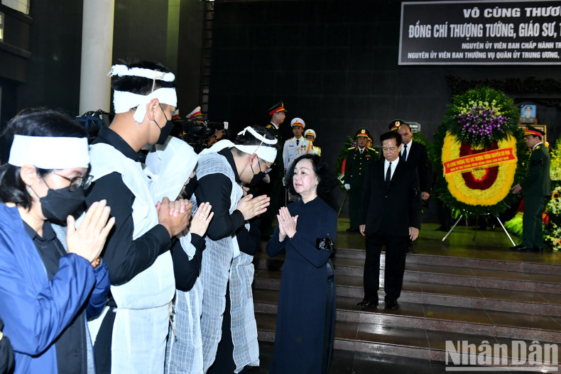 Politburo member Truong Thi Mai, Permanent Member of the Secretariat and Head of the PCC’s Commission for Organisation Truong Thi Mai expresses condolences to the family of Senior Lieutenant General Nguyen Chi Vinh. Politburo member Truong Thi Mai, Permanent Member of the Secretariat and Head of the PCC’s Commission for Organisation Truong Thi Mai expresses condolences to the family of Senior Lieutenant General Nguyen Chi Vinh.