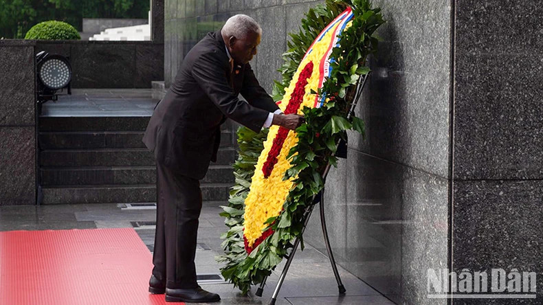 President of the National Assembly of People's Power of Cuba Esteban Lazo Hernandez lay wreaths in tribute to President Ho Chi Minh.