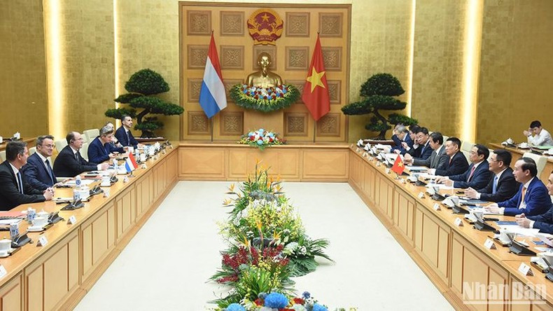 The talks between PM Pham Minh Chinh and PM Xavier Bettel in Hanoi on May 4. (Photo: NDO)