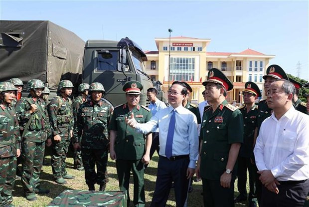 President Vo Van Thuong inspects the combat readiness in Military Zone 2. (Photo: VNA)
