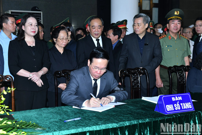 President Vo Van Thuong writes in the book of condolences. President Vo Van Thuong writes in the book of condolences.
