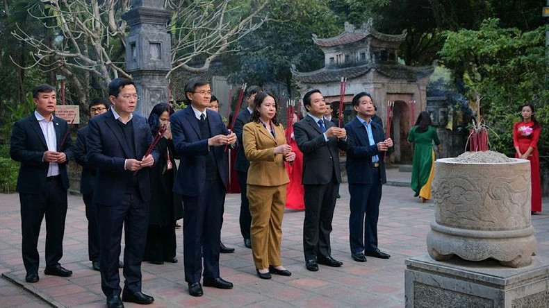 Vice President Vo Thi Anh Xuan offers incense at the Hoa Lu Ancient Capital Special National Monument. (Photo: TRUONG GIANG)