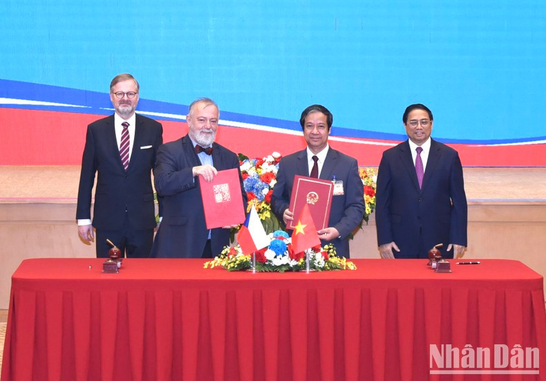 Prime Minister Pham Minh Chinh and Czech Prime Minister Petr Fiala witness the signing of a protocol on educational cooperation, with the Ministry of Education, Youth and Sports of the Czech Republic.