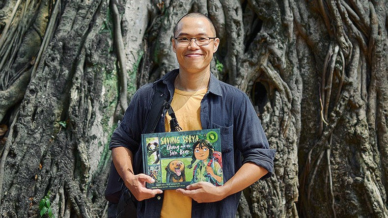 Painter Jeet Zdung and the book “Saving Sorya: Chang and the Sun Bear” (Photo: Nguyen Kim Long). Painter Jeet Zdung and the book “Saving Sorya: Chang and the Sun Bear” (Photo: Nguyen Kim Long).