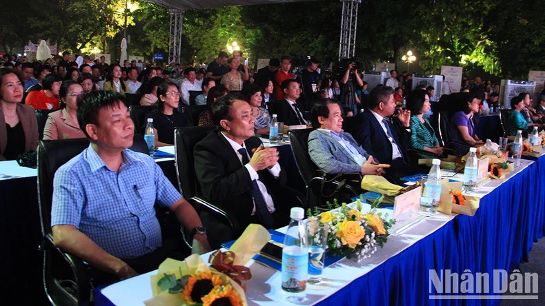 The delegates attend the opening ceremony for the festival. (Photo: Ha Nam)