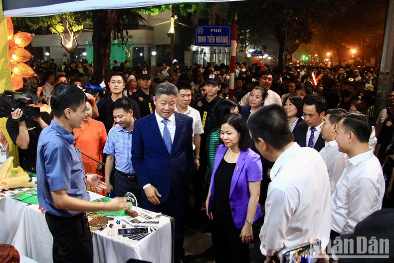 The delegates visit the pavilions.
