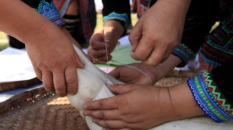 After being pounded, 'xoi' will be cut into parts.