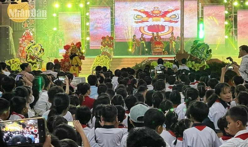 Children enjoy lion and dragon dances and unique art performances.