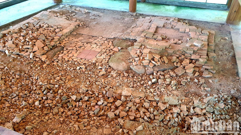 Through the remaining relics, archaeologists said Tuong Long Tower was built at the same time as Bao Thien Tower in Thang Long Citadel. Tuong Long Tower was repaired and restored many times during the Tran and Le Dynasties but was destroyed by Nguyen Dynasty’s court in 1804, to get bricks for the construction of Hai Duong Citadel. This proved that the ancient Tuong Long Tower was extremely large and superficial.