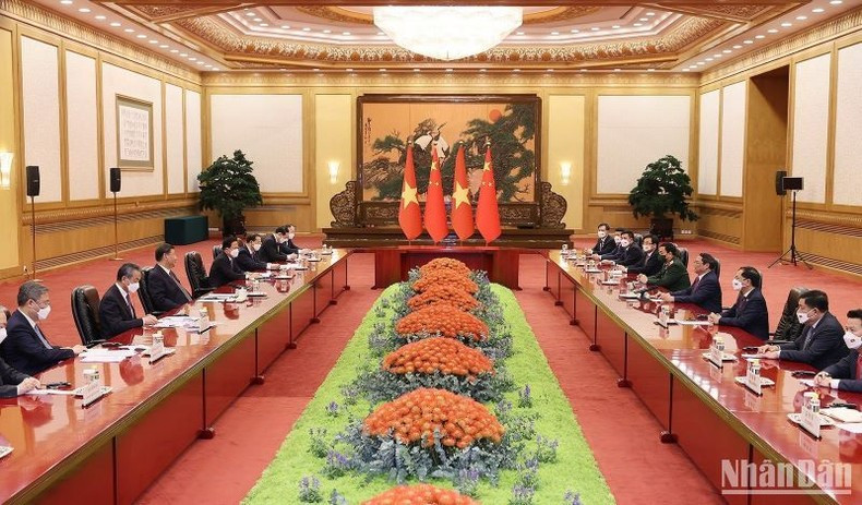 At the meeting between Prime Minister Pham Minh Chinh and Party General Secretary and President of China Xi Jinping in Beijing on June 27. (Photo: VNA)