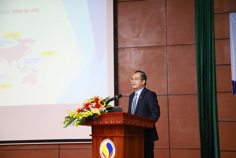 QUARCERT’s Director Tran Quoc Dung delivers a presentation at the workshop. (Photo: the organisers)