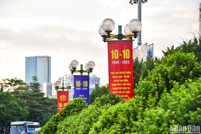 The slogan: "Promoting the tradition of Thang Long - Hanoi, Heroic Capital, City for Peace."