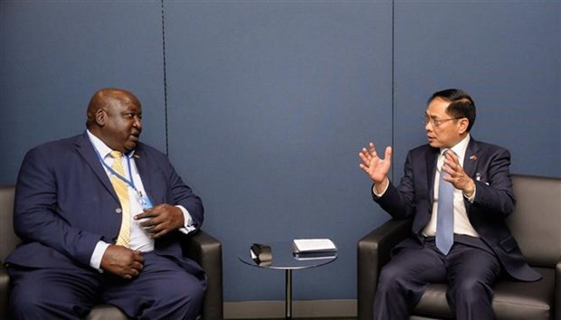 Minister of Foreign Affairs Bui Thanh Son (R) and Minister of State for Foreign Affairs of Uganda Henry Oryem Okello at their meeting in New York on September 20. (Photo: VNA) Minister of Foreign Affairs Bui Thanh Son (R) and Minister of State for Foreign Affairs of Uganda Henry Oryem Okello at their meeting in New York on September 20. (Photo: VNA)