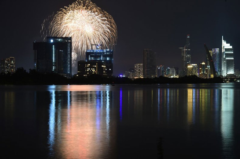 The firework display welcome the New Year 2023 at the beginning of the Saigon River tunnel (on the side of Thu Duc City).