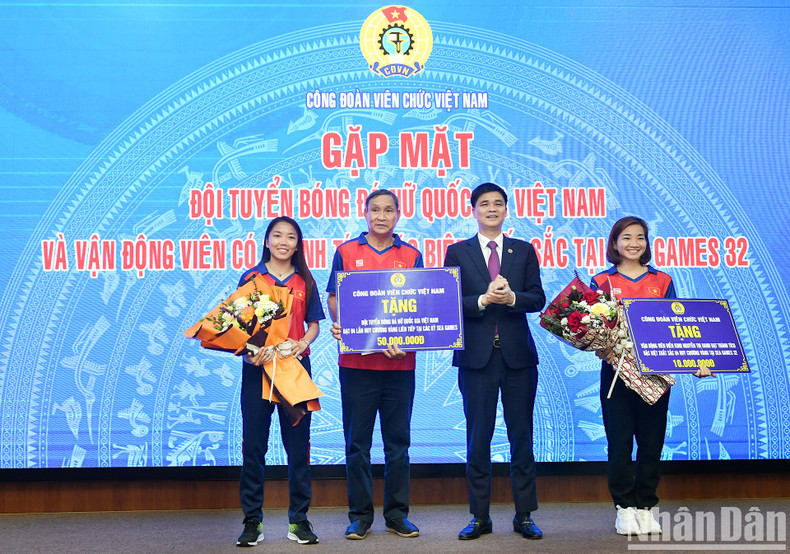 At the meeting, the Standing Committee of the Vietnam Public Sector Union presents a respective 50 million VND and 10 million VND to the Vietnamese women’s football team and Nguyen Thi Oanh. At the meeting, the Standing Committee of the Vietnam Public Sector Union presents a respective 50 million VND and 10 million VND to the Vietnamese women’s football team and Nguyen Thi Oanh.
