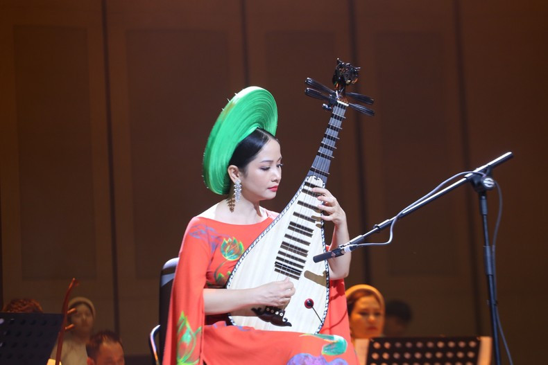 Artist Dieu Thao gives a performance named “Suy tu” (Contemplation), composed by Mai Phuong, with ‘dan ty ba’ (four-chord lute). (Photo: Tuan Duc) Artist Dieu Thao gives a performance named “Suy tu” (Contemplation), composed by Mai Phuong, with ‘dan ty ba’ (four-chord lute). (Photo: Tuan Duc)